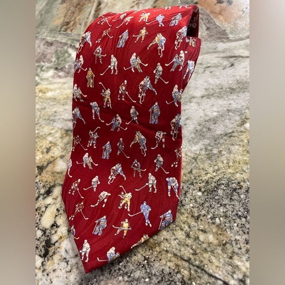 MUSEUM ARTIFACTS ALL SILK TIE IN BURGUNDY WITH HOCKEY PRINT - Picture 6 of 6